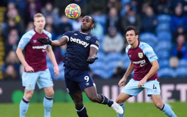 Pemain West Ham, Michail Antonio mengawal bola ketika berdepan Burnley. - Foto Twitter