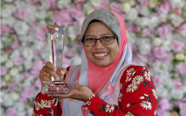 Dr Mahani bersama trofi Anugerah Tun Dr Siti Hasmah Sunway-Yayasan Aids Malaysia (MAF) 2021 yang diterimanya semasa ditemui di sini. - Foto Bernama 