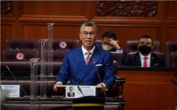 Tengku Zafrul membacakan Rang Undang-Undang Perbekalan 2022 pada Persidangan Dewan Negara di Bangunan Parlimen pada Selasa. - Foto Bernama 