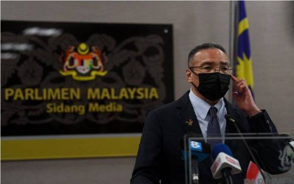  Hishammuddin pada sidang media sempena Mesyuarat Kuartet Menteri COVID-19 di Bangunan Parlimen, pada Sealsa. - Foto Bernama 