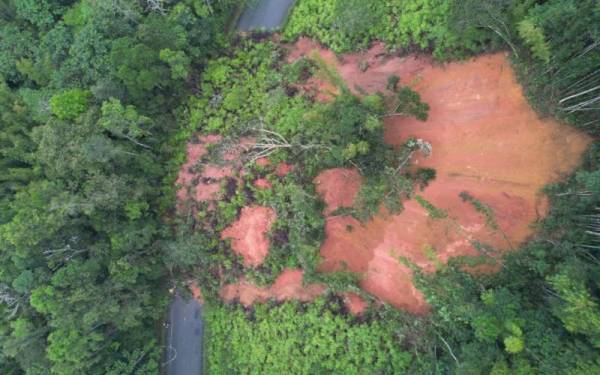 Keadaan runtuhan tanah di Kilometer 27.1 Jalan Simpang Pulai-Blue Valley pada 2 Disember lalu yang mengakibatkan laluan kedua-dua arah ditutup sepenuhnya.