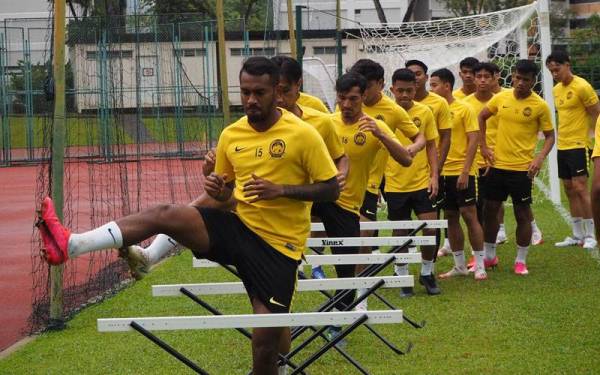 Kogi (depan), menjalani latihan bersama rakan-rakan sepasukan. - foto fb FAM