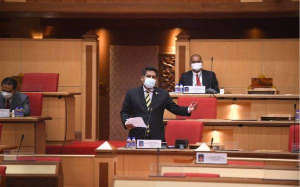 Khairul Shahril ketika menjawab soalan lisan Mohamad Noor Dawoo (BN-Selinsing) pada Persidangan Keempat, Mesyuarat Kedua, Tahun Keempat Dewan Negeri Perak ke-14 pada Rabu. - Foto Urusetia Dewan Negeri Perak