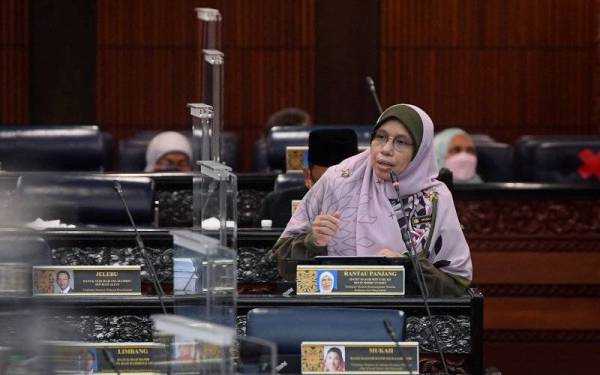 Datuk Siti Zailah Mohd Yusoff yang juga Ahli Parlimen Rantau Panjang menjawab soalan pada Pertanyaan-pertanyaan Jawab Lisan sempena Mesyuarat Penggal Keempat, Parlimen ke-14 di Bangunan Parlimen pada Rabu. - Foto Bernama