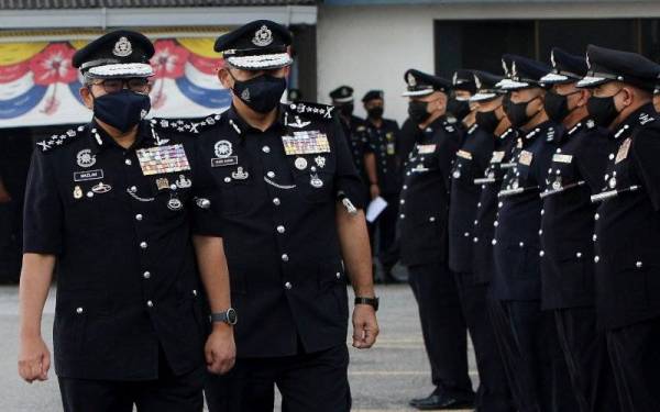 Mazlan (kiri) ketika hadir pada Perhimpunan Khas Sempena Lawatan Kerja di Ibu Pejabat Polis Kontinjen (IPK) Perak hari ini. - Foto Bernama