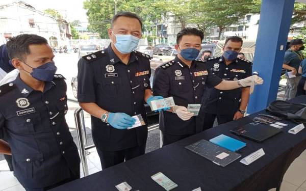 Cha Hoong Fong (dua dari kanan) menunjukkan antara barang yang dirampas dalam sidang media yang dijalankan di IPD Klang Selatan pada Rabu.