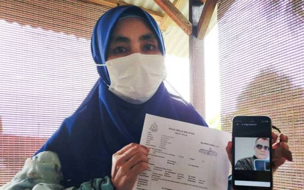 Yusnizawati menunjukkan gambar dan laporan polis yang dibuat bagi memohon bantuan untuk membawa pulang suaminya yang terkandas di Lombok, Indonesia sejak Mac lalu.