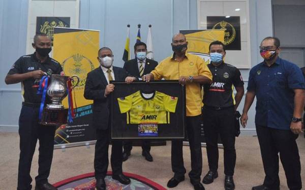 Saarani (dua dari kiri) menerima cenderahati daripada pasukan Hoki Perak yang berjaya menjuarai Piala Tun Abdul Razak 2021 pada Majlis Penyampaian Insentif Kemenangan dan Kecemerlangan Sukan di Bangunan Perak Darul Ridzuan, di Ipoh pada Rabu.