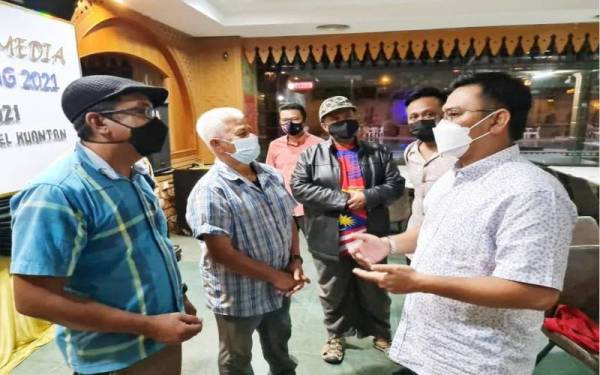 Saiful (kanan) bersama sebahagian pengamal media yang hadir pada Majlis Apresiasi Media Fama Pahang di sebuah hotel, pada malam Selasa.