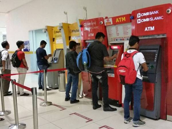 Caj transaksi RM1 akan dikenakan semula kepada pelanggan yang mengeluarkan wang tunai antara bank di ATM, berkuat kuasa 1 Februari tahun depan.
