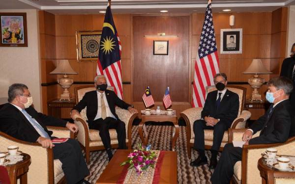 Perdana Menteri Datuk Seri Ismail Sabri Yaakob (dua, kiri) menerima kunjungan hormat Setiausaha Negara Amerika Syarikat (AS), Antony J Blinken (dua, kanan) di pejabatnya di bangunan Parlimen, hari ini.  Turut hadir Menteri Luar, Datuk Seri Saifudin Abdullah (kiri).   - Foto Bernama 