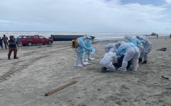 Mayat PATI yang ditemui terdampar di pantai Tanjung Balau selepas bot dinaiki karam di perairan Tanjung Balau, Kota Tinggi pada Rabu.