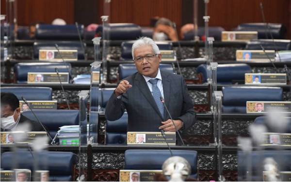 Hamzah yang juga Ahli Parlimen Larut berbahas dalam sidang Dewan Rakyat di Bangunan Parlimen, pada Rabu. - Foto Bernama 