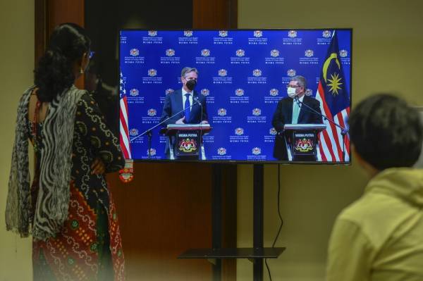 Petugas media mengikuti siaran secara langsung pada sidang media Setiausaha Negara Amerika Syarikat (AS) Antony J Blinken bersama Menteri Luar, Datuk Saifuddin Abdullah hari ini. -Foto Bernama