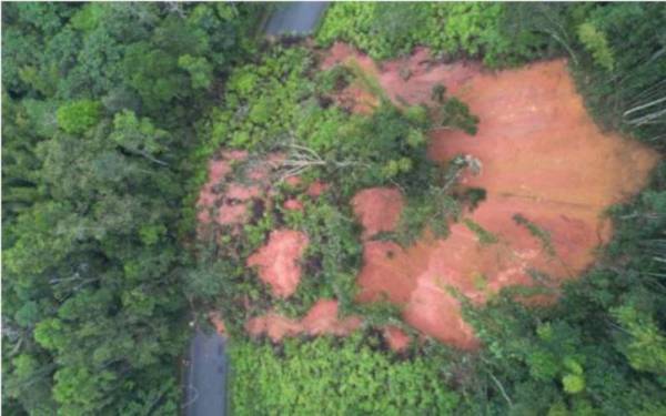 Keadaan runtuhan tanah di Kilometer 27.1 Jalan Simpang Pulai-Blue Valley pada 2 Disember lalu yang mengakibatkan laluan kedua-dua arah ditutup sepenuhnya.
