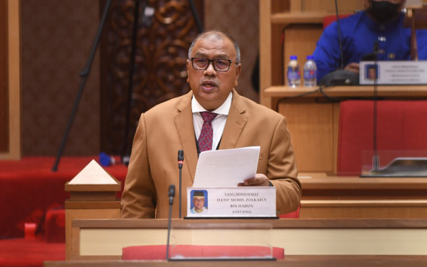 Mohd Zolkafl ketika sesi soalan lisan dalam Sidang Dewan Undangan Negeri (DUN) Perak pada Khamis. - Foto Urusetia Dewan Negeri Perak.