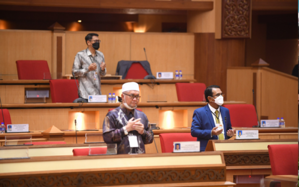 Razman ketika sesi soalan lisan dalam Sidang DUN Perak di Ipoh pada Khamis. - Foto Urusetia Dewan Negeri Perak
