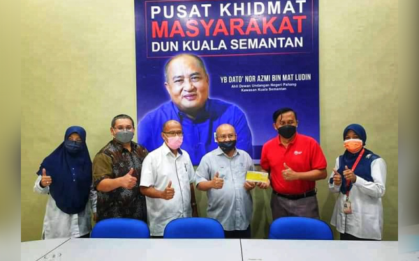 Nor Azmi(tiga, kanan) bersama cek sumbangan untuk caruman bagi skim i-Suri KWSP untuk 324 peserta eKasih DUN Kuala Semantan.