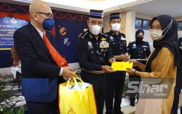 Shafien (dua dari kiri) bersama Mohd Riduan (kiri) dan Mohamad Ismail (tiga dari kiri) menyampaikan sumbangan pada Program Sumbangan Prihatin Majlis Jaksa Pendamai Kelantan di Sudara Beach Resort, Bachok pada Khamis.