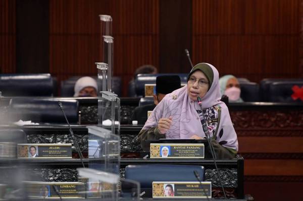 KUALA LUMPUR, 15 Dis -- Timbalan Menteri Pembangunan Wanita, Keluarga dan Masyarakat Datuk Siti Zailah Mohd Yusoff yang juga Ahli Parlimen Rantau Panjang menjawab soalan pada Pertanyaan-pertanyaan Jawab Lisan sempena Mesyuarat Penggal Keempat, Parlimen ke-14 di Bangunan Parlimen hari ini.
--fotoBERNAMA (2021) HAK CIPTA TERPELIHARA