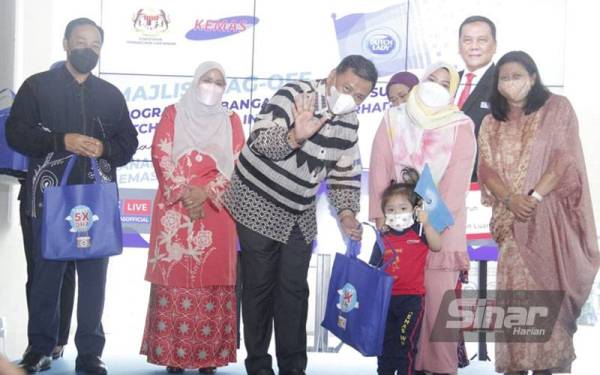 Ramlan menyampaikan sumbangan susu Dutch Lady kepada wakil kanak-kanak Tabika dan Taska Kemas ketika Flag Off Program Sumbangan Produk Susu Dutch Lady Milk Industries Berhad di lobi utama Kementerian Pembangunan Luar Bandar di Putrajaya pada Khamis.