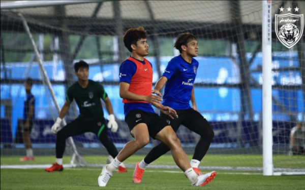 Syafiq (kiri) kini bersama skuad kebangsaan mengharungi Piala AFF Suzuki 2020 di Singapura. - Foto Johor Southern Tigers