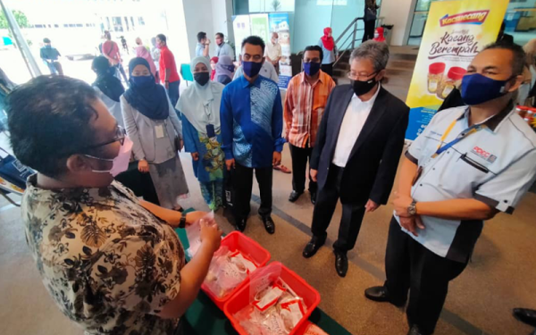 Ahmad Sabirin (dua dari kanan) bersama Saipolyazan (tiga dari kanan) melawat reruai salah seorang peserta iaitu Aznahar Aziz Abd Aziz (kiri) selepas majlis di Pejabat SIRIM, Shah Alam pada Khamis.