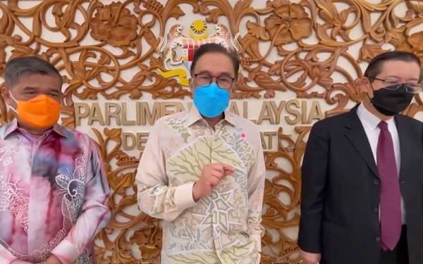 Tangkap layar Anwar dalam sidang media secara langsung melalui akaun rasmi Facebooknya pada Khamis