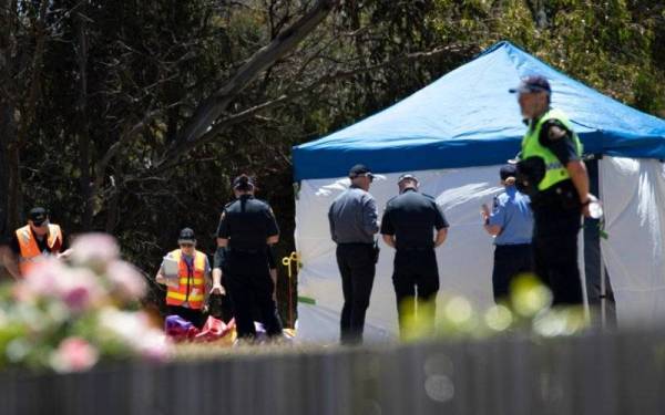 Pihak berkuasa menjalankan pemeriksaan di lokasi kejadian di Sekolah Rendah Hillcrest di Devonport, Tasmania, Australia. - Foto EPA-EFE/Grant Wells