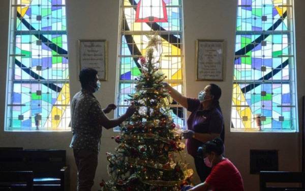 Persembahan koir di gereja sempena Hari Krismas dibenarkan dengan syarat perlu mematuhi penjarakan fizikal. - Foto Bernama