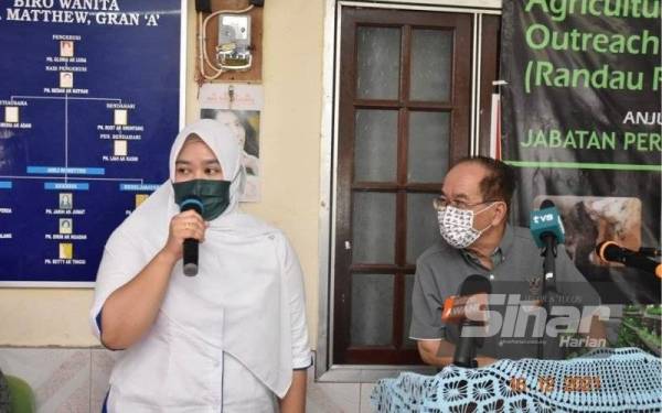 Dayang Noorazah (kiri) berikrar akan berkhidmat dengan adil dan saksama jika diberi mandat pada PRN12 Sarawak pada Sabtu ini.