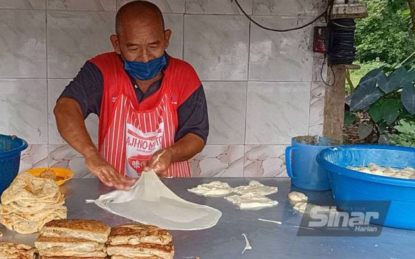 Seorang bekas tentera dari Kampung Padang Pak Amat di Pasir Puteh masih mengekalkan jualan roti canai pada harga 50 sen sekeping sebagaimana yang dilakukan sejak tiga dekad lalu.