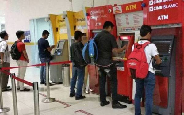 Bank-bank akan mengenakan semula caj RM1 bagi transaksi mesin ATM melibatkan pelanggan bank berlainan bermula 1 Februari 2022. - Gambar hiasan