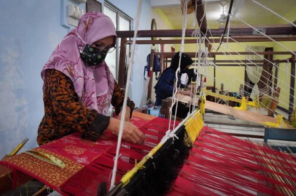 GEDONG, DEC 14 - Siti Sri Songket's owner Siti Hawa Saleh weaving Sarawakian songket at her home in Kampung Gedong, Sarawak. She has been in the weaving industry for the past 30 years. (Photo by BERNAMA)