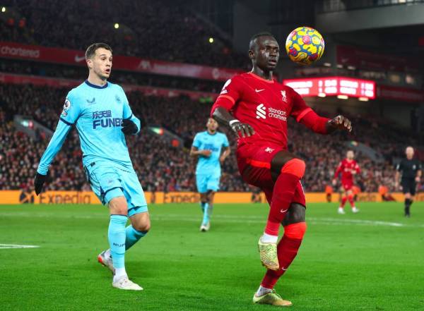 Penyerang Liverpool, Sadio Mane (kanan), mengawal bola walaupun cuba diasak pertahanan Newcstle United. - Foto EPA