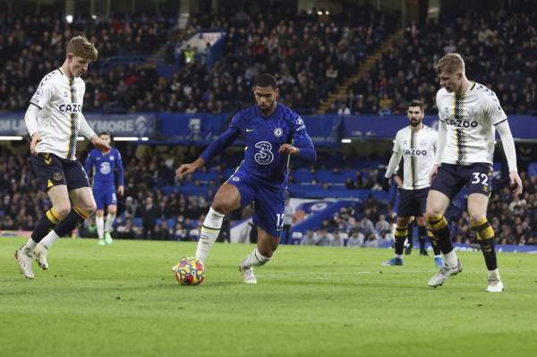 Pemain Chelsea, Ruben Loftus-Cheek (tengah) cuba melepasi kawalan pertahanan Everton pada perlawanan berkenaan. - Foto EPA