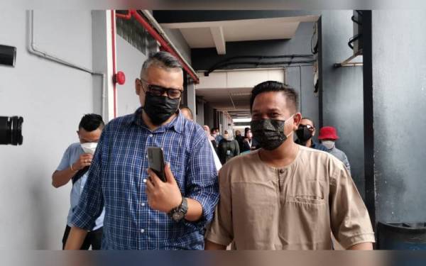 Apit Wan Lebo (kanan) atau nama sebenarnya, Roshafeez tiba di Mahkamah Sesyen Ipoh pada Jumaat atas pertuduhan memulakan penghantaran komunikasi jelik, Mei lalu.