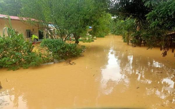 Antara kawasan kediaman penduduk yang dinaiki air di Gua Musang pada Jumaat.