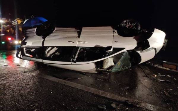 Dua beradik maut, tiga cedera apabila kereta dinaiki terbabas di KM44.1 Lebuhraya Kuala Lumpur-Karak, Bentong awal pagi tadi. - Foto ihsan Polis