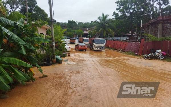 Cemas rumah dilanda banjir kilat awal pagi