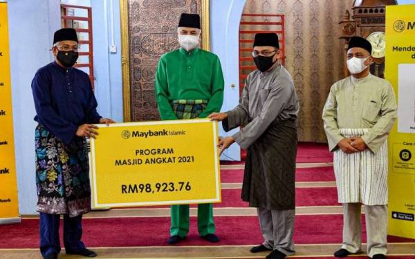 Sultan Perak Sultan Nazrin Shah (dua, kiri) berkenan menyaksikan penyerahan replika cek wakalah zakat Maybank Islamic berjumlah RM98,923.76 daripada Ahli Lembaga Pengarahnya, Dali Sardar (kiri) kepada Ketua Pegawai Eksekutif Majlis Agama Islam dan Adat Melayu Perak (MAIPk) Sharul Azam Shaari (dua, kanan) pada pelancaran program Masjid Angkat Maybank Islamic dan penyerahan wakalah zakat Maybank di Masjid Jamek Medan Klebang Restu hari ini. - Foto Bernama