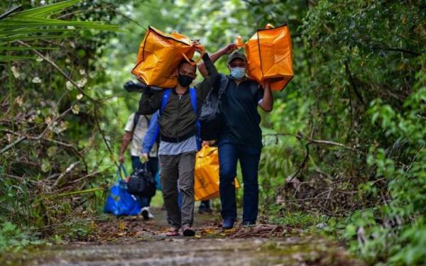 Petugas Suruhanjaya Pilihan Raya (SPR) Sarawak membawa peti undi ke tempat saluran mengundi N.05 Demak Laut di Sekolah Kebangsaan Beradek dekat sini, hari ini menjelang hari mengundi Pilihan Raya Negeri (PRN) Sarawak ke-12 esok. - Foto Bernama