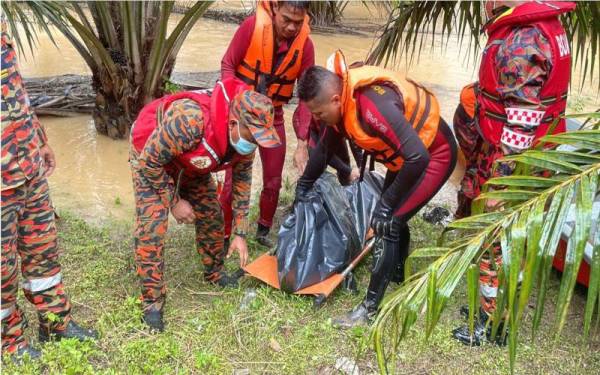 Anggota bomba membantu mengangkat mayat mangsa sebelum diserahkan kepada polis untuk tindakan lanjut.