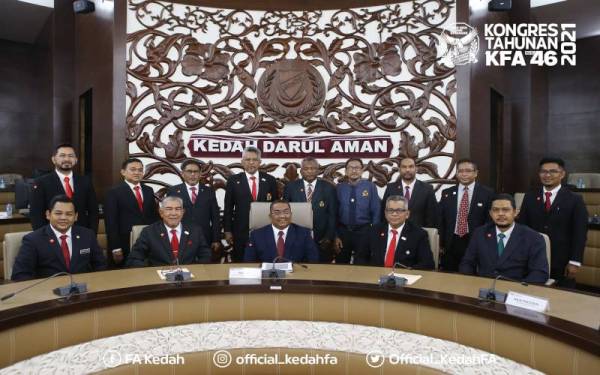 Muhammad Sanusi (duduk tengah) bersama barisan Ahli Majlis Eksekutif KFA selepas Kongress KFA kali ke-46 di Wisma Darul Aman pada Khamis. -Foto KFA