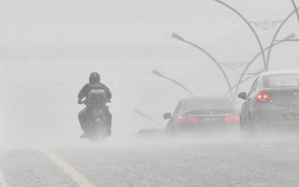 MetMalaysia mengeluarkan amaran cuaca buruk tahap jingga di Kelantan dan Terengganu sehingga 17 Disember. - Foto Bernama