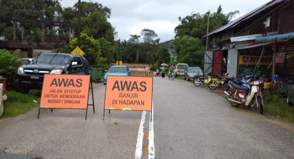 Keadaan jalan ditutup di Kampung Pelantoh, Kemaman kepada semua kenderaan. 