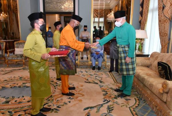 Sultan Nazrin berkenan menerima bayaran zakat perniagaan daripada Mubarak Ali yang mewakili Lumut Maritime Terminal Sdn Bhd berjumlah RM1.1 juta di Istana Kinta, Ipoh. Foto: ihsan MAIPk