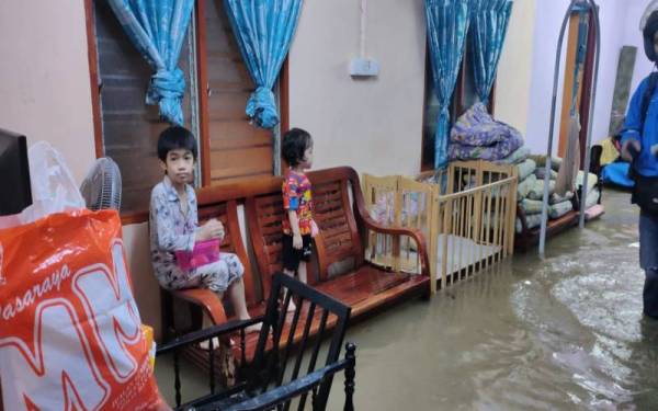 Hujan lebat sejak petang menyebabkan beberapa kawasan dinaiki air sehingga semeter.