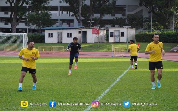 Mickey (kiri) ketika menjalani latihan bersama pemain Harimau Malaya lain.