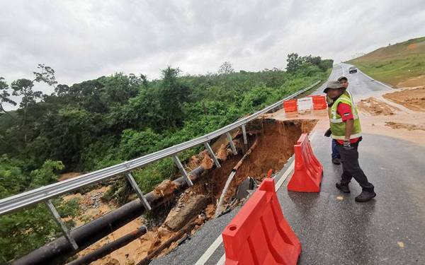 Anggota JKR sedang melakukan pemantauan di kawasan tanah runtuh.